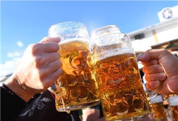 Besucher stoßen auf dem Oktoberfest mit Maßkrügen voller Bier an. Jugendliche ab 14 Jahren dürfen unter Aufsicht einer sorgeberechtigter Person Bier und Wein trinken. Doch damit soll bald Schluss sein. Das begleitete Trinken ist im Fokus der Gesundheitsminister gelandet.