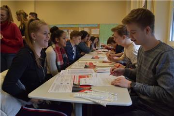 Jugendliche, die dem Schulsanitätsdienst angehören, füllten die Papiere für ihre Mitschüler aus und entnahmen DNA aus der Mundschleimhaut. Dabei kommen Wattestäbchen zum Einsatz.