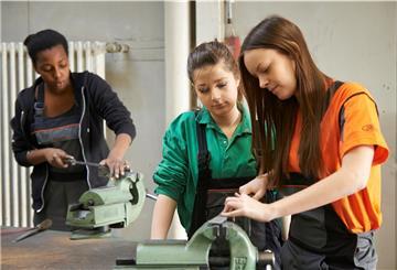 Jugendliche, die noch auf der Suche nach einem Ausbildungsplatz im Handwerk sind, können sich an die Mitarbeiterinnen und Mitarbeiter des Projekts „Passgenaue Besetzung“ bei der Handwerkskammer Bremen wenden.
