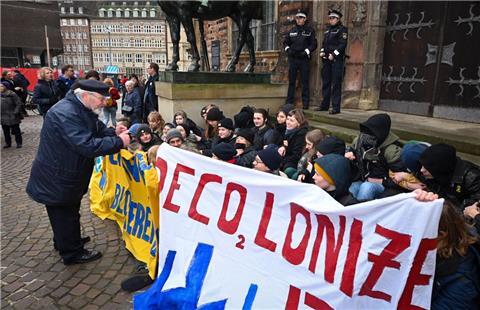 Jugendliche stellen sich den Gästen der Schaffermahlzeit in Bremen in den Weg.