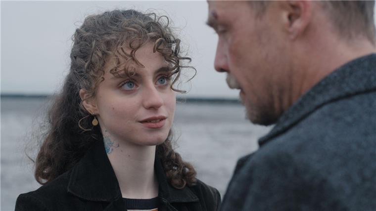 Kannibalismus an der Nordsee: Der neueste Ostfriesenkrimi Jule nennt Maximilian schon nach kurzer Zeit die Liebe ihres Lebens.