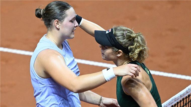 Jule Niemeier (l) gewinnt das umkämpfte Duell mit Laura Siegemund.