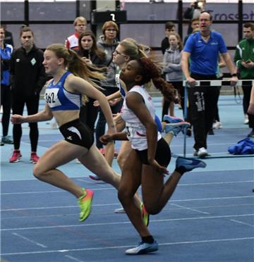 Jule Wachtendorf (links) vom SV Nordenham verteidigte ihren Hallentitel bei den gemeinsamen Meisterschaften der Leichtathletik-Verbände Niedersachsen und Bremen.