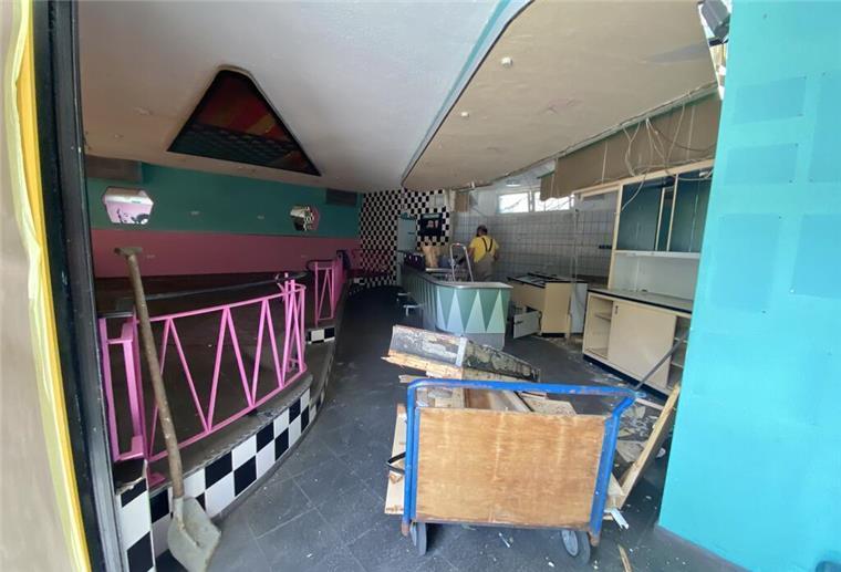 Bremerhavener Kult-Café „Milchbar“ wird zu neuem Lokal umgebaut Juli 2023: Im Kultlokal "Milchbar" an der Lloydstraße, das wie die ganze Häuserzeile bis zum Cafe National als reine 50er-Jahre-Architektur denkmalgeschützt ist, sind die Handwerker zugange. Ein neuer Pächter plant dort im Herbst ein Lokal "Mein Essen" zu eröffnen.