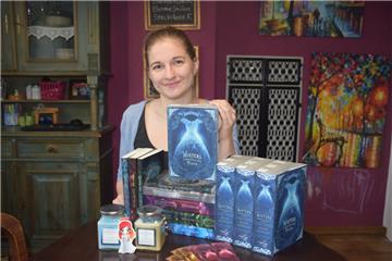 Julia Adrian mit ihrem Werk: Vor vier Jahren veröffentlichte sie ihr erstes Buch, ihr neuer Roman „Winters zerbrechlicher Fluch“ ist vor einem Monat erschienen. Bei der Frankfurter Buchmesse ist das Buch den Lesern vorgestellt worden.