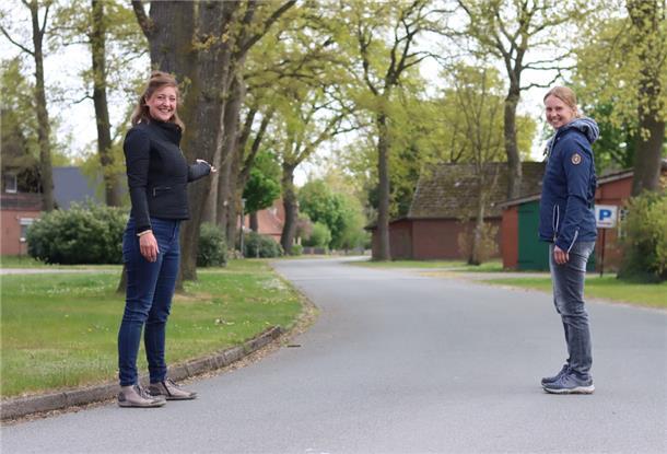 Julia Heuduk (links) und Jana Meyer-Lindemann organisieren den ersten Langschläfer-Flohmarkt in Hepstedt.