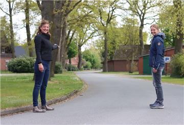 Julia Heuduk (links) und Jana Meyer-Lindemann organisieren den ersten Langschläfer-Flohmarkt in Hepstedt.