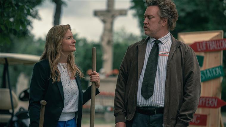 Julia Jentsch und Nicholas Ofczarek in „Drunter und drüber“. Die Serie spielt auf einem Wiener Friedhof. Dort spielen sich Dinge ab, die Lebende lieber nicht wüssten.