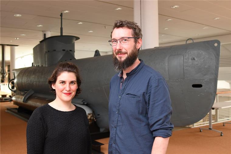 Schifffahrtsmuseum Bremerhaven: Umzugspläne für U-Boot Julia Mayer, Referentin für Wissensvermittlung des Deutschen Schifffahrtsmuseums, und der wissenschaftliche Mitarbeiter Christian Ebhardt vor dem Kleinst-U-Boot vom Typ Seehund im Zentrum der bisherigen Marineabteilung des DSM.