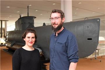 Julia Mayer, Referentin für Wissensvermittlung des Deutschen Schifffahrtsmuseums, und der wissenschaftliche Mitarbeiter Christian Ebhardt vor dem Kleinst-U-Boot vom Typ Seehund im Zentrum der bisherigen Marineabteilung des DSM. 