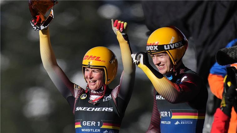 WM-Auftakt: Gold für Julia Taubitz und Max Langenhan Julia Taubitz (l) und Max Langenhan holen das Premieren-Gold im Mixed-Einzelwettbewerb.