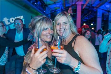 Julia und Sandra feierten Weihnachten im Fischbahnhof. 