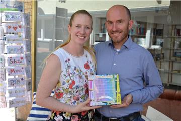 Julia und Stefan Wischhusen erklären, was Eltern für ihre Kinder zum Schulbeginn ausgeben müssen. Lernspiele wie dieses Einmaleins-Training seien immer häufiger gefragt.