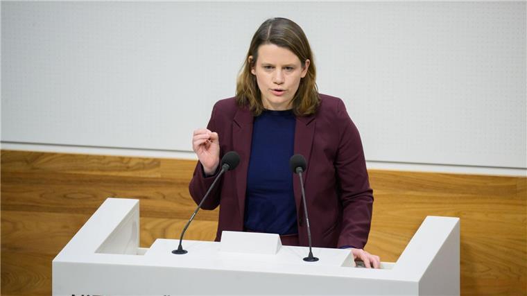 Julia Willie Hamburg (Grüne), Kultusministerin von Niedersachsen, spricht im Landtag.