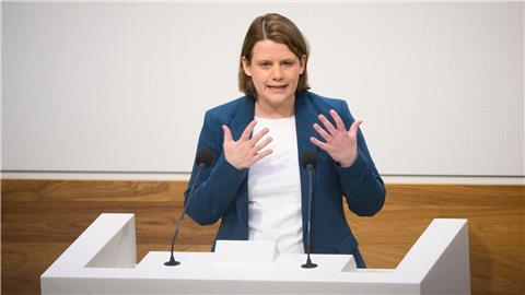 Julia Willie Hamburg spricht im niedersächsischen Landtag.