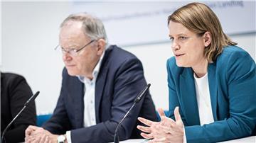 Julia Willie Hamburg und Stephan Weil sprechen auf einer Pressekonferenz im Anschluss an die Kabinettsklausur.