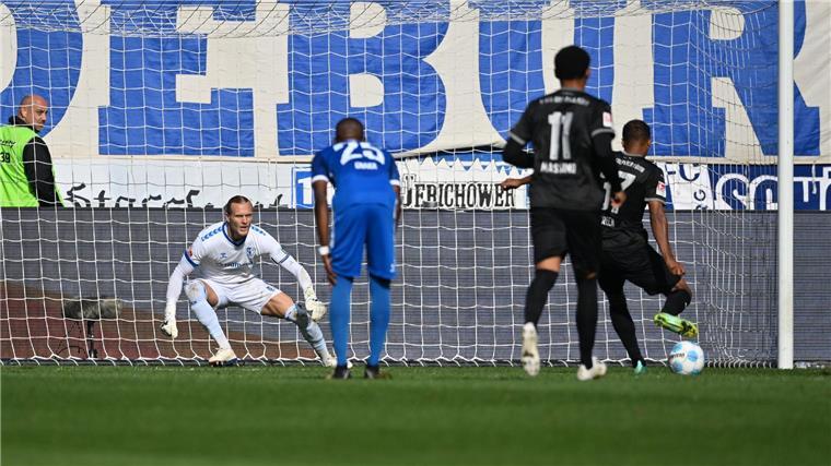 Zwei Hand-Blackouts: Magdeburg und Fürth spielen 2:2 Julian Green (r) von Greuther Fürth trifft gegen Torwart Dominik Reimann von Magdeburg zum 2:1.
