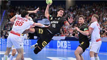 Julian Köster (M) übernimmt immer mehr Verantwortung bei den deutschen Handballern. 