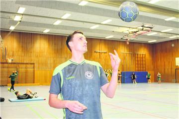 Julian Langwucht trainiert dreimal in der Woche mit seiner Handball-Mannschaft.