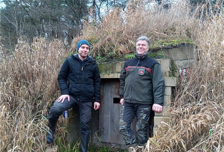 Julian Mattes (links), wissenschaftlicher Mitarbeiter beim NABU, und Siegfried Rakowitz, Leiter der Revierförsterei Bevern, vor dem Winterquartier für Fledermäuse.