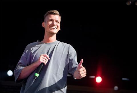 Julian Sommer singt über „Peter Pan“ und „Arielle“.