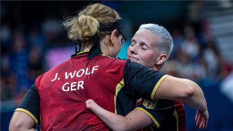 Schwimmer Wetekam holt Bronze - Silber im Tischtennis Juliane Wolf (l) und Stephanie Grebe freuen sich über die Silbermedaille.