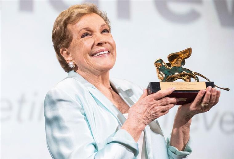 Julie Andrews - inzwischen 89 - wurde als Mary Poppins und mit dem Film-Musical „The Sound of Music“ weltbekannt. 2019 erhielt sie in Venedig bei den Filmfestspielen einen Ehrenpreis.