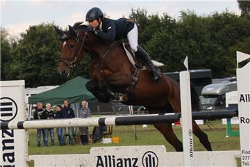 Julie Mynou Diederichsmeier vom Reitverein Aller-Weser war mit Stenja die schnellste im M**-Springen des Tarmstedter Reitturniers. 
