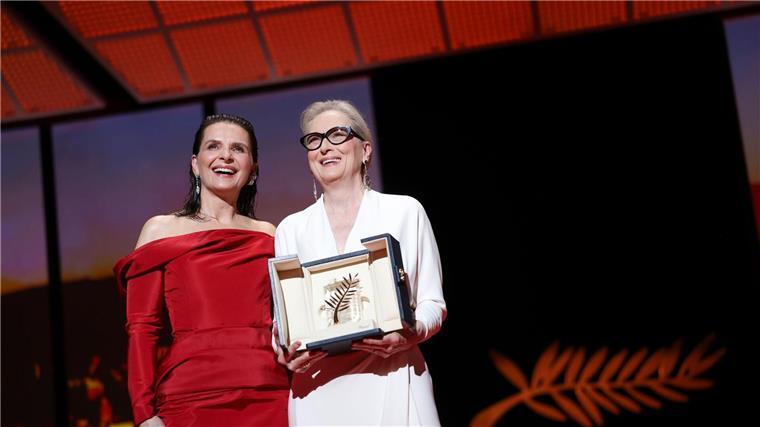 Filmfestspiele in Cannes eröffnet Juliette Binoche (l) und Meryl Streep mit Ehrenpalme bei der Eröffnung des 77. Filmfestivals von Cannes.