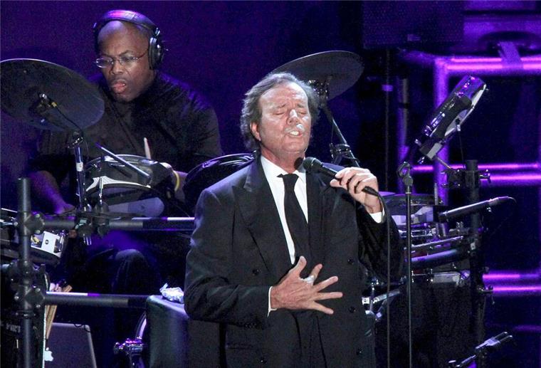 Vom Frauenschwarm zum Eremiten: Julio Iglesias wird 80 Julio Iglesias bei einem Konzert im Jahr 2010. Der spanische Schlagerstar feiert seinen 80. Geburtstag.