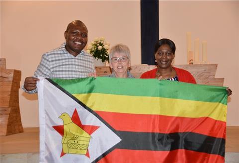 Julius Chinamo (von links), Anke Kochsiek (Kirchenkreisfrauenbeauftragte) und Cecilia Chinamo freuen sich auf den gemeinsamen Weltgebetstag, der in diesem Jahr ganz im Zeichen des Heimatlandes des Paares, Simbabwe, steht.