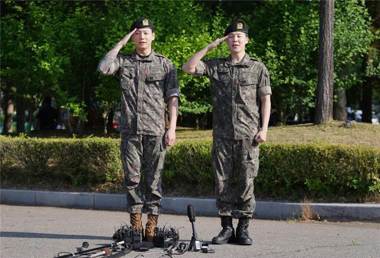 BTS kündigen offizielles Comeback an Jung Kook und Jimin (rechts) salutieren im Juni nach ihrer Entlassung aus dem Militärdienst. (Archivbild)