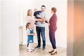 Familie und Maklerin 