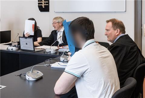 Junge IS-Anhänger aus Bremerhaven und Iserlohn wurden verurteilt. Sie verbergen in der Hauptverhandlung im Gerichtssaal ihre Gesichter hinter Aktenordnern.