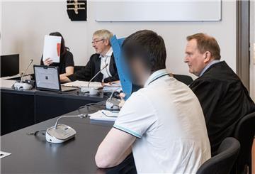 Junge IS-Anhänger aus Bremerhaven und Iserlohn wurden verurteilt. Sie verbergen in der Hauptverhandlung im Gerichtssaal ihre Gesichter hinter Aktenordnern.