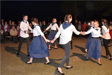 Junge Kronentänzer aus dem Ort erfreuen die Klein Meckelser mit schwungvollen Volkstänzen.  