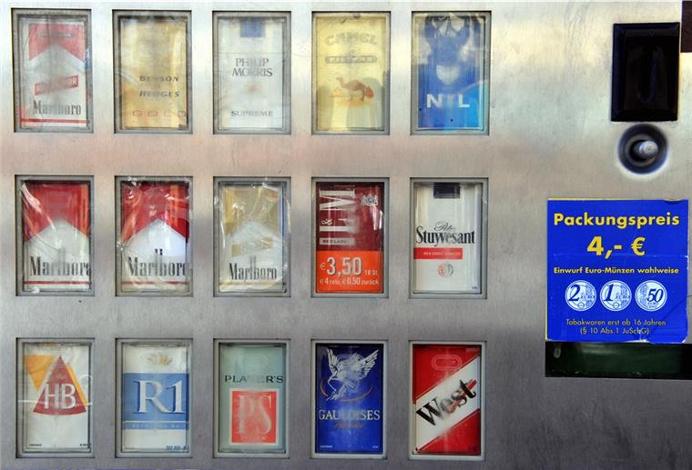 Bremerhaven: Junge Leute treten gegen Zigarettenautomat Junge Leute wollten in Bremerhaven einen Zigarettenautomaten demolieren.