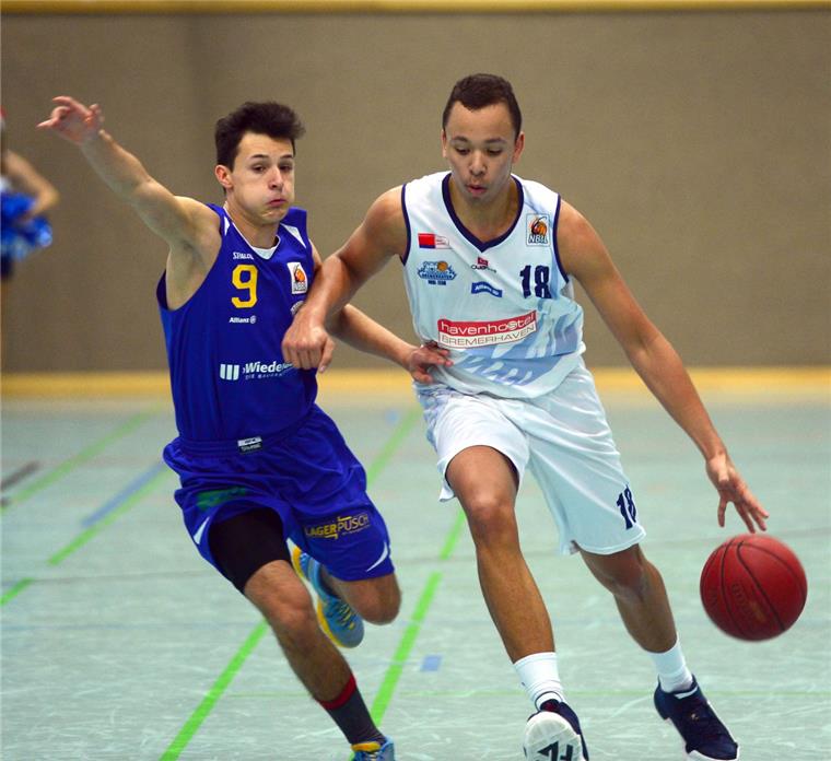Juniorennationalspieler Bo Meister (rechts) will mit den U19-Eisbären den Klassenerhalt in der NBBL schaffen. Foto Scheer