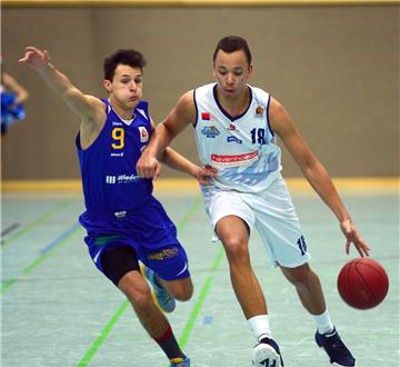Juniorennationalspieler Bo Meister (rechts) will mit den U19-Eisbären den Klassenerhalt in der NBBL schaffen. Foto Scheer