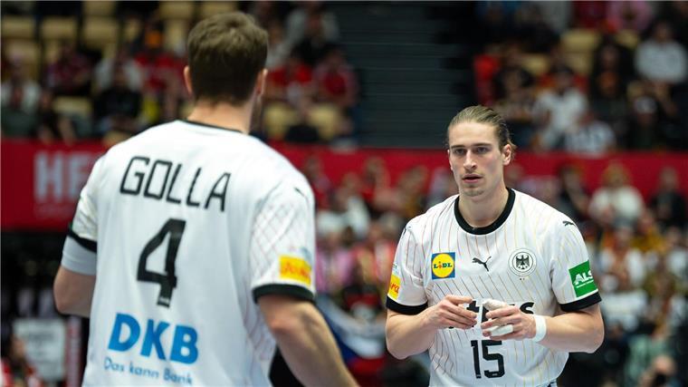 „Nur ein Handballspiel“: DHB-Team redet Dänemark-Duell klein Juri Knorr (r.) freut sich auf die riesige dänische Kulisse.