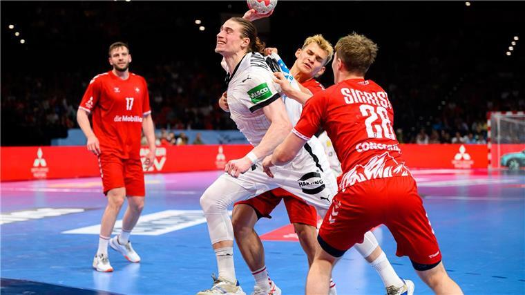 Juri Knorr sicherte den deutschen Handballern gegen die Schweiz in letzter Sekunde ein Remis.