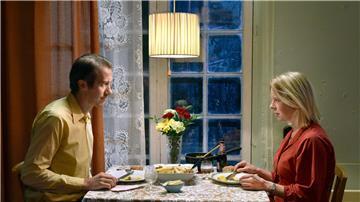 Jussi Vatanen (l) als Holappa und Alma Pöysti als Ansa in einer Szene des Films „Fallende Blätter“.