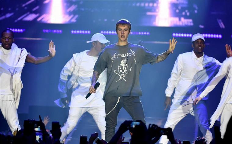 Justin Bieber beim Konzert in Krakau vor wenigen Tagen: genau so lieben ihn seine meist weiblichen Fans. So nah wie die beiden Bremerhavenerinnen Leonie Brouwer-Polenz und Denise Meyer kommen dem Kanadier aber nur wenige: Sie standen mit ihm nämlich sogar auf einer Bühne.