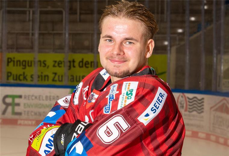 Pinguins-Stürmer Justin Büsing feiert Sieg mit den Eispiraten Crimmitschau Justin Büsing traf erneut für die Eispiraten Crimmitschau