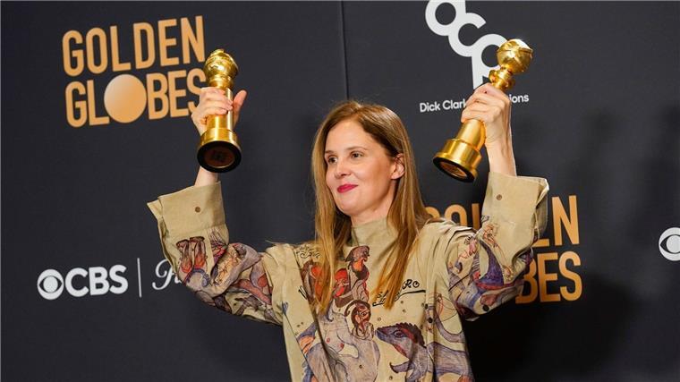 Bombe statt Barbie: „Oppenheimer“ räumt bei Golden Globes ab Justine Triet posiert mit ihren Preisen für „Anatomie eines Falls“.