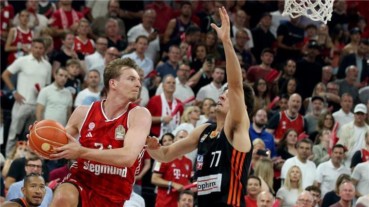 Party-Befehl an Bayern-Basketballer: „Spinnt der, oder was?“ Justus Hollatz (links) und Ben Saraf kämpfen um den Ball.