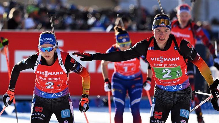 „Fantastisch gemacht“: WM-Bronze für Preuß und Strelow Justus Strelow übergibt an seine Staffel-Teamkollegin Franziska Preuß.