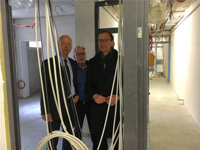 Sanierung der JVA wird pünktlich fertig JVA-Leiter Dr. Carsten Bauer, Chefplaner Peter Abramjuk und Justizsenator Martin Günthner besichtigen die Baustelle.