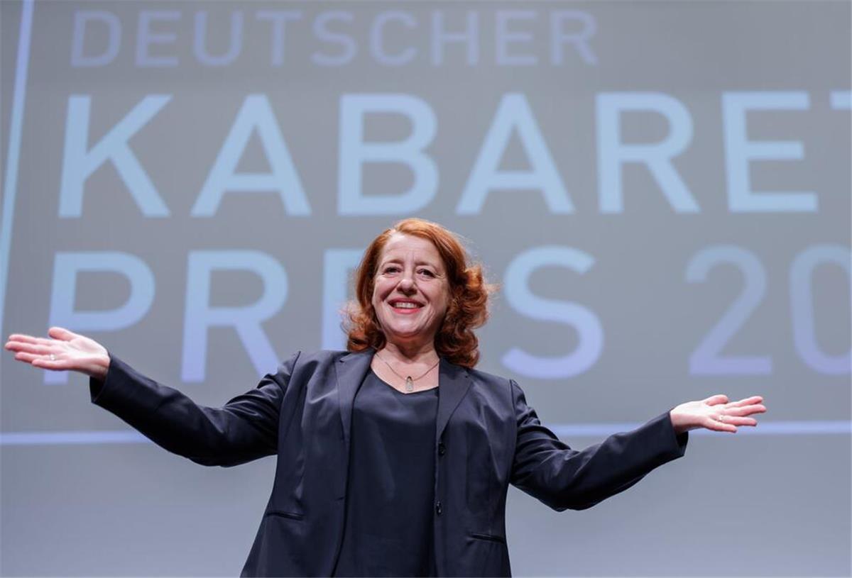 Kabarett-Preisträgerin Kinseher setzt auf „Nachrichtendetox“ Kabarettistin Luise Kinseher hat den Deutschen Kabarett-Preis erhalten.