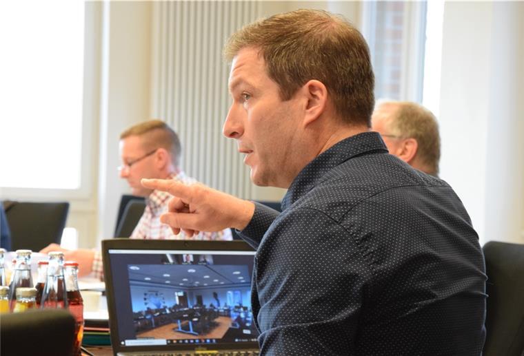Kämmerer Patrick Schlesselmann (vorne) stellte den Entwurf der Samtgemeinde Selsingen für 2022 vor.